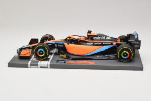 McLaren MCL36 #3 D. Ricciardo Bahrain GP 2022 Minichamps 1:18 537221803 Metal - imagem 4 de 7