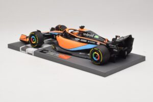 McLaren MCL36 #3 D. Ricciardo Bahrain GP 2022 Minichamps 1:18 537221803 Metal - imagem 5 de 7