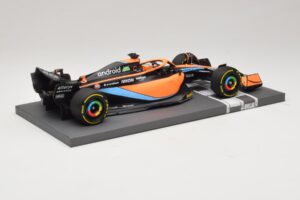 McLaren MCL36 #3 D. Ricciardo Bahrain GP 2022 Minichamps 1:18 537221803 Metal - imagem 6 de 7