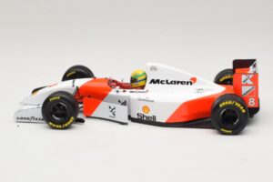 McLaren MP4/8 Ford #8 A. Senna Winner European GP 1993 Minichamps 1:18 540931818 Metal - imagem 4 de 7