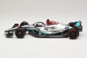 Mercedes AMG Petronas W13 E Performance #63 G. Russell Spanish GP 2022 Minichamps 1:18 110220063 Metal - imagem 3 de 7