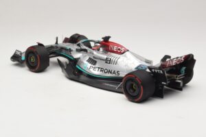 Mercedes AMG Petronas W13 E Performance #63 G. Russell Spanish GP 2022 Minichamps 1:18 110220063 Metal - imagem 5 de 7
