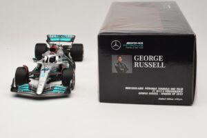 Mercedes AMG Petronas W13 E Performance #63 G. Russell Spanish GP 2022 Minichamps 1:18 110220063 Metal - imagem 7 de 7