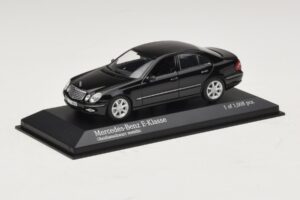 Mercedes E-Class W211 Preto Metálico Minichamps 1:43 400036001 Metal - imagem 2 de 4