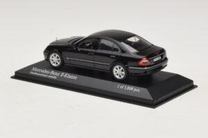 Mercedes E-Class W211 Preto Metálico Minichamps 1:43 400036001 Metal - imagem 3 de 4