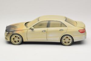 Mercedes E-Class W212 Queimado Dubai Carro De Arte Minichamps 1:18 MB008 Metal - imagem 3 de 6