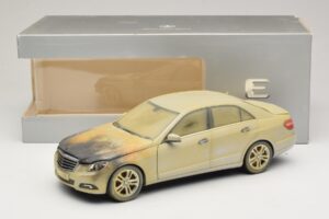 Mercedes E-Class W212 Queimado Dubai Carro De Arte Minichamps 1:18 MB008 Metal - imagem 6 de 6