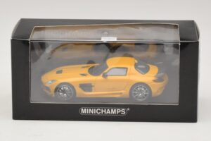 Mercedes SLS AMG C197 Black Series Dourado Minichamps 1:43 437033022 Metal - imagem 4 de 4