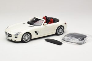 Mercedes SLS AMG Roadster Mystic White II Minichamps 1:18 B66960079 Metal - imagem 2 de 9
