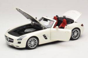 Mercedes SLS AMG Roadster Mystic White II Minichamps 1:18 B66960079 Metal - imagem 3 de 9
