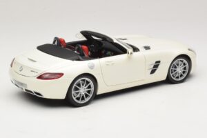 Mercedes SLS AMG Roadster Mystic White II Minichamps 1:18 B66960079 Metal - imagem 4 de 9