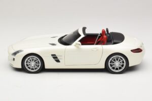 Mercedes SLS AMG Roadster Mystic White II Minichamps 1:18 B66960079 Metal - imagem 5 de 9