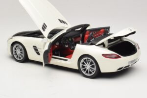 Mercedes SLS AMG Roadster Mystic White II Minichamps 1:18 B66960079 Metal - imagem 6 de 9