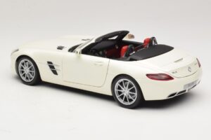 Mercedes SLS AMG Roadster Mystic White II Minichamps 1:18 B66960079 Metal - imagem 7 de 9