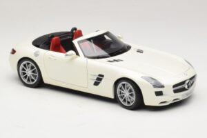 Mercedes SLS AMG Roadster Mystic White II Minichamps 1:18 B66960079 Metal - imagem 8 de 9