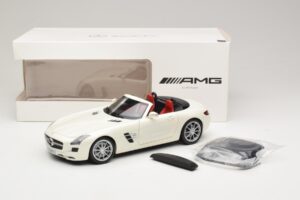 Mercedes SLS AMG Roadster Mystic White II Minichamps 1:18 B66960079 Metal - imagem 9 de 9