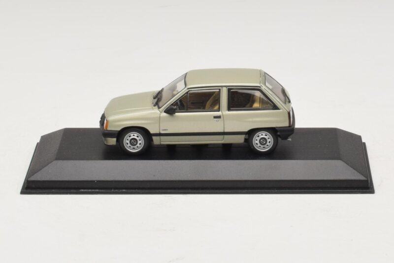 Opel Corsa A Verde Claro Metálico Minichamps 1:43 CORSA001 Metal