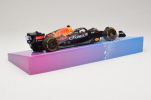 Oracle Red Bull Racing RB18 #11 S. Perez Miami GP 2022 Minichamps 1:18 113220511 Metal - imagem 3 de 7