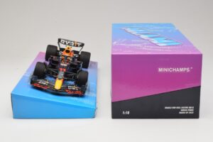 Oracle Red Bull Racing RB18 #11 S. Perez Miami GP 2022 Minichamps 1:18 113220511 Metal - imagem 6 de 7