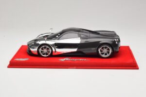 Pagani Huayra Chrome Silver Peça Única BBR 1:18 P1873CM Resina - imagem 3 de 7