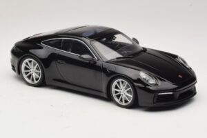 Porsche 911 992 Carrera 4S Preto Minichamps 1:18 WAP0211120R992 Metal - imagem 4 de 6