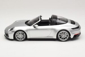 Porsche 911 992 Targa 4 GTS Prata Minichamps 1:18 WAP0211460RTRG Metal - imagem 3 de 6