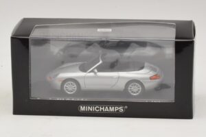 Porsche 911 996 Cabriolet Prateado Metálico Minichamps 1:43 400061091 Metal - imagem 4 de 4