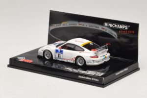 Porsche 911 997 GT3 RS #11 24 Hours Nurburgring 2010 Minichamps 1:43 437106711 Metal - imagem 3 de 5