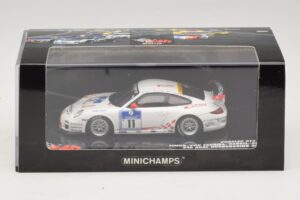 Porsche 911 997 GT3 RS #11 24 Hours Nurburgring 2010 Minichamps 1:43 437106711 Metal - imagem 4 de 5