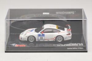 Porsche 911 997 GT3 RS #11 24 Hours Nurburgring 2010 Minichamps 1:43 437106711 Metal - imagem 5 de 5