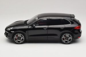 Porsche Cayenne Turbo S 92A Preto Metálico Minichamps 1:18 110062100 Metal - imagem 4 de 8
