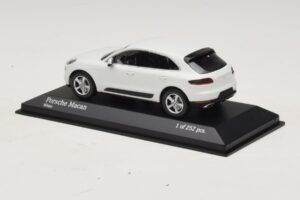 Porsche Macan 95B Branco Minichamps 1:43 410062601 Metal - imagem 3 de 4