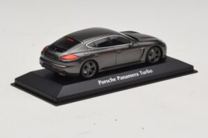 Porsche Panamera 970 Turbo Cinzento Metálico Maxichamps 1:43 940062371 Metal - imagem 2 de 4