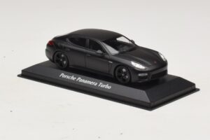 Porsche Panamera 970 Turbo Preto Fosco Maxichamps 1:43 940062370 Metal - imagem 3 de 4