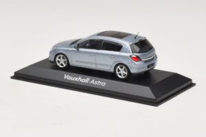 Vauxhall Astra H Sedan Azul Claro Metálico Minichamps 1:43 ASTRA007 Metal - imagem 3 de 4