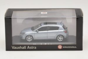 Vauxhall Astra H Sedan Azul Claro Metálico Minichamps 1:43 ASTRA007 Metal - imagem 4 de 4