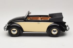 Volkswagen Beetle Cabriolet Preto Creme Minichamps 1:18 107054131 Resina - imagem 3 de 6