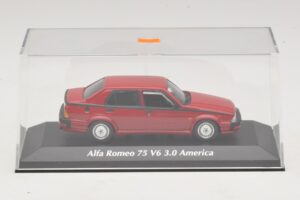 Alfa Romeo 75 V6 3.0 America Vermelho Maxichamps 1:43 940120461 Metal - imagem 4 de 5