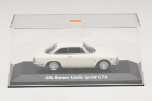 Alfa Romeo Giulia Sprint GTA Branco Maxichamps 1:43 940120441 Metal - imagem 4 de 5