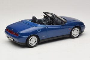 Alfa Romeo Spider 916 Azul Maisto 1:18 31831 Metal - imagem 3 de 8