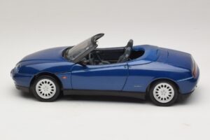 Alfa Romeo Spider 916 Azul Maisto 1:18 31831 Metal - imagem 4 de 8