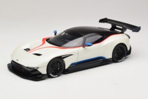 Aston Martin Vulcan Stratus White Com Listras Azuis e Vermelhas AUTOart 1:18 70261 Compósito