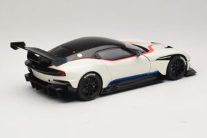Aston Martin Vulcan Stratus White Com Listras Azuis e Vermelhas AUTOart 1:18 70261 Compósito - imagem 3 de 8