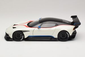 Aston Martin Vulcan Stratus White Com Listras Azuis e Vermelhas AUTOart 1:18 70261 Compósito - imagem 4 de 8