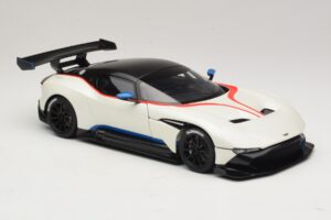 Aston Martin Vulcan Stratus White Com Listras Azuis e Vermelhas AUTOart 1:18 70261 Compósito - imagem 6 de 8