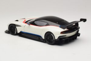 Aston Martin Vulcan Stratus White Com Listras Azuis e Vermelhas AUTOart 1:18 70261 Compósito - imagem 7 de 8
