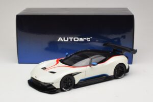 Aston Martin Vulcan Stratus White Com Listras Azuis e Vermelhas AUTOart 1:18 70261 Compósito - imagem 8 de 8