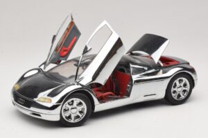 Audi Avus Quattro Chrome Silver Revell 1:18 08830 Metal - imagem 2 de 8