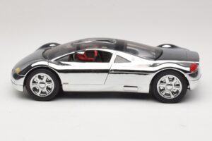 Audi Avus Quattro Chrome Silver Revell 1:18 08830 Metal - imagem 4 de 8