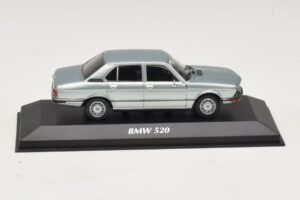 BMW 520 E12 Azul Claro Metálico Maxichamps 1:43 940023002 Metal